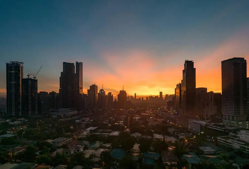 Manila Skyline View Digital Nomad Studio With Balcony Apartment